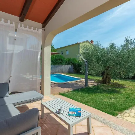 Adorable House With Private Pool Semesterbostad